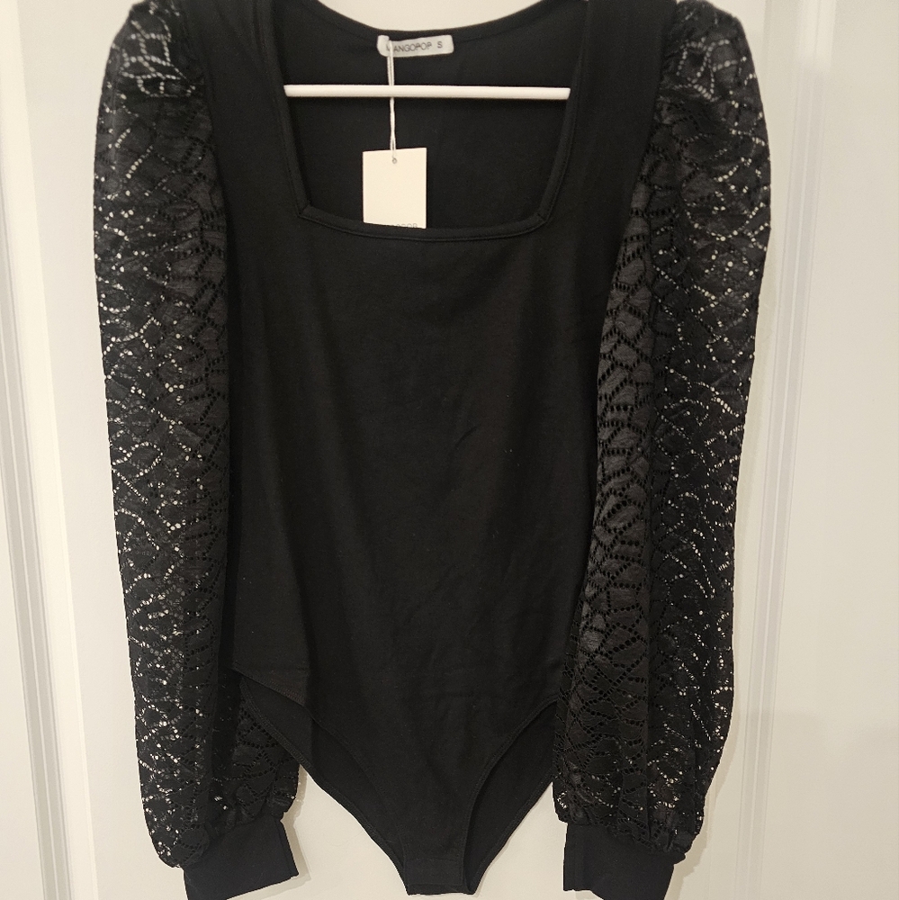 WOMEN'S SQUARE NECK LONG SLEEVE BODY SUIT.  SIZE XSM. NWT.